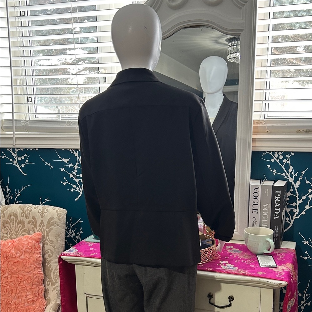 Chic Black Women's Blazer - Picture 14 of 16